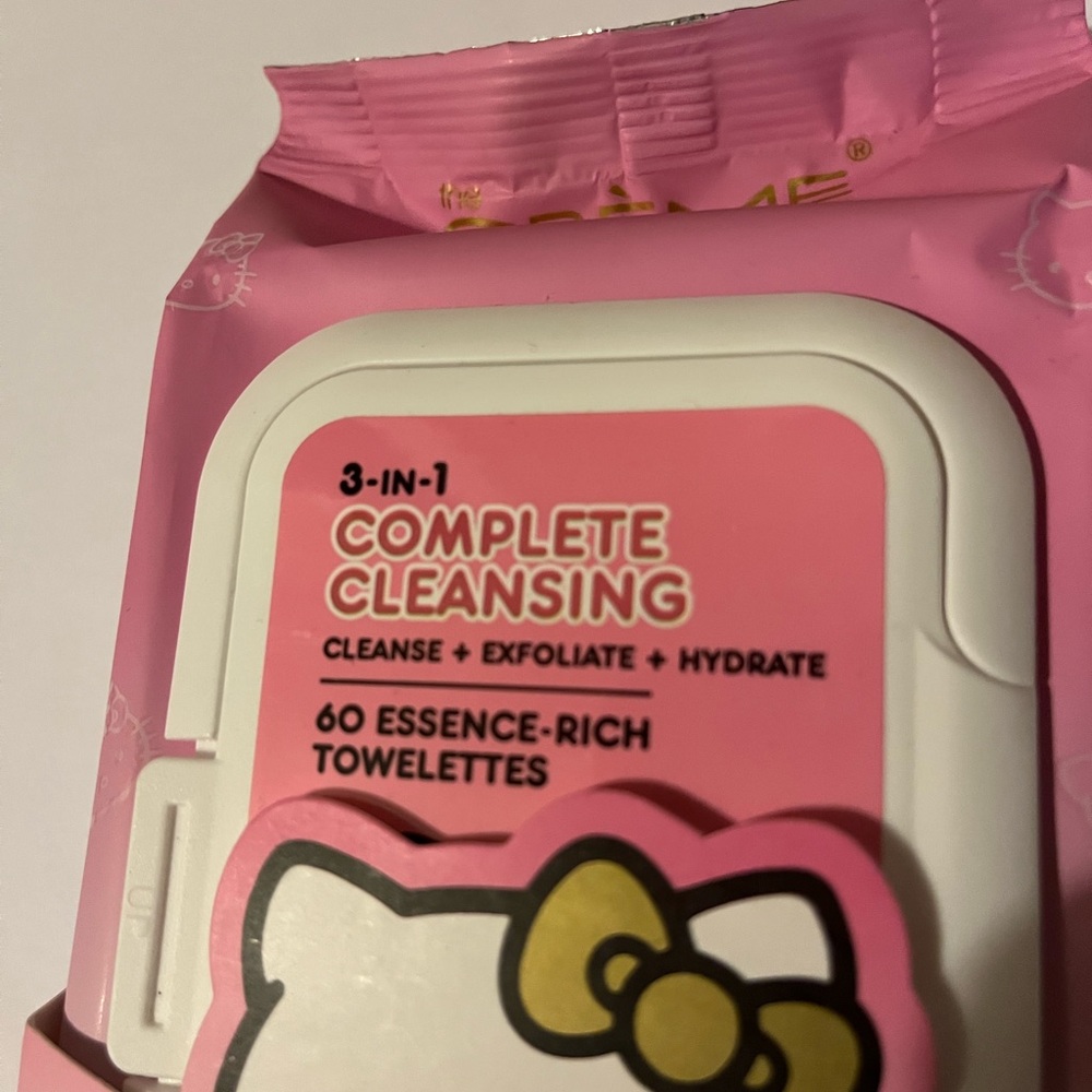 Hello Kitty Skincare Makeup Remover Towelettes - Pink and Gold - Picture 2 of 5